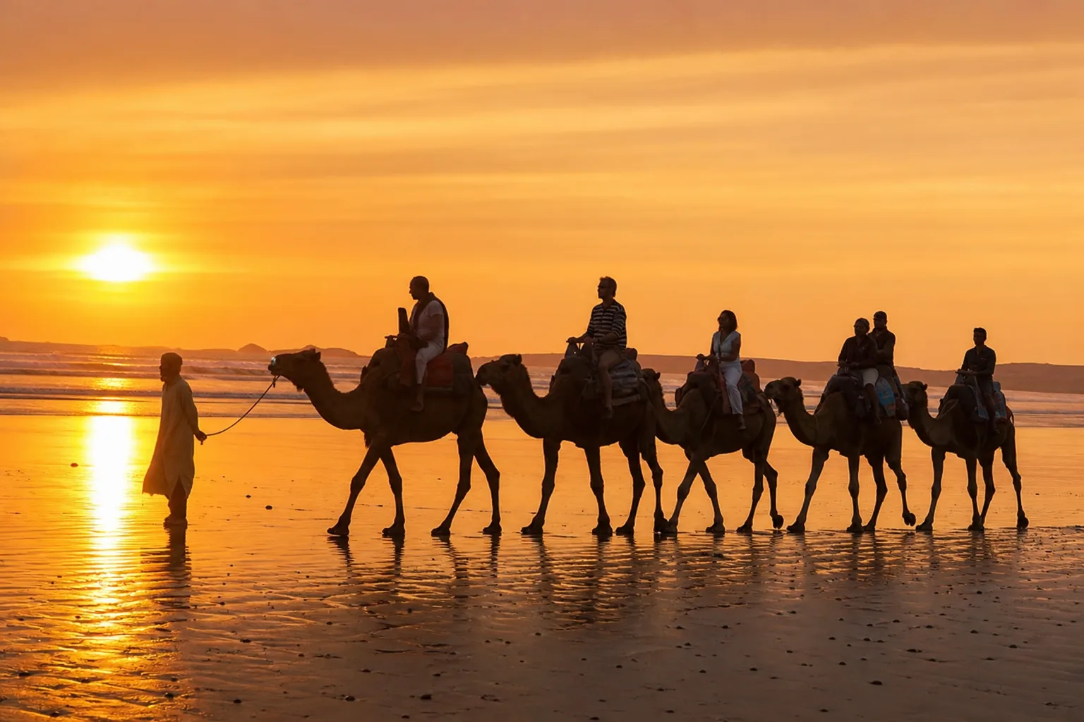 Paseo a lomos de camello al anochecer en Essaouira