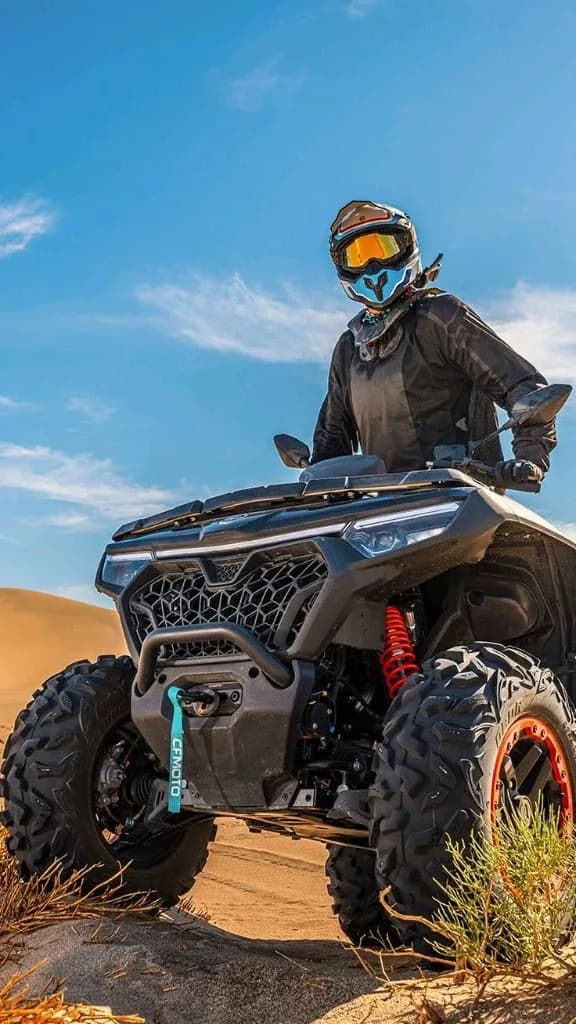 Pilote en quad sur les pistes près d’Essaouira